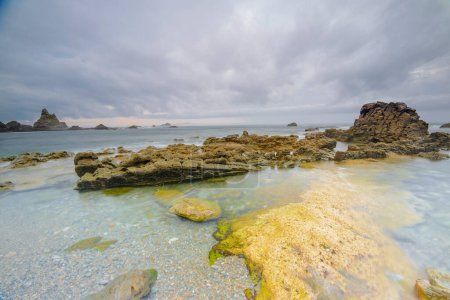 Foto de Playa de Campiecho en Asturias y sus increíbles rocas y acantilados. - Imagen libre de derechos