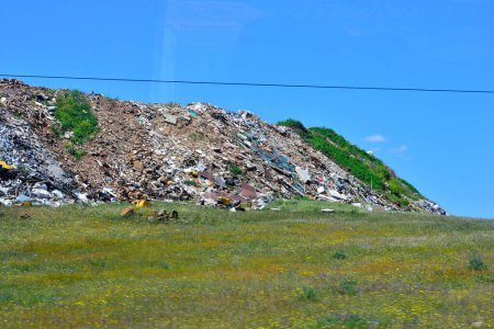 Foto de Basura y escombros tirados en la naturaleza. - Imagen libre de derechos