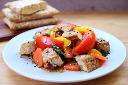 Téléchargez les photos : Salade de légumes colorés délicieux avec cubes de tempeh rôtis - en image libre de droit
