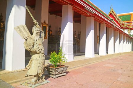 Foto de Claustro del templo de Wat Pho con la estatua china del guardián usada como piedras de lastre en los barcos hace cien años, Bangkok, Tailandia - Imagen libre de derechos