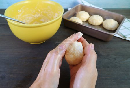 Foto de Manos moldeando masa para hornear pan de queso brasileño o Pao de Queijo - Imagen libre de derechos