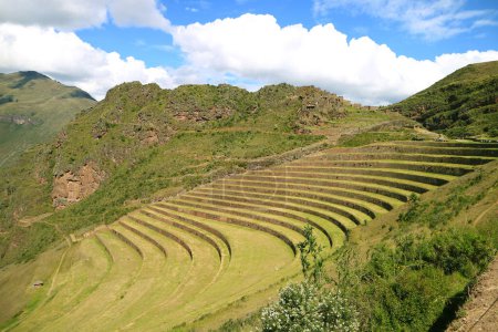 Foto de Impresionantes terrazas agrícolas incas con las ruinas antiguas en el complejo arqueológico de Pisac, Valle Sagrado del Inca, región del Cusco, Perú, América del Sur - Imagen libre de derechos