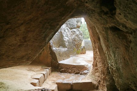 Téléchargez les photos : Dans la grotte de Q'enqo, autrefois utilisée pour les pratiques sacrificielles et les rituels de la mort des Incas, Cusco, Pérou, Amérique du Sud - en image libre de droit