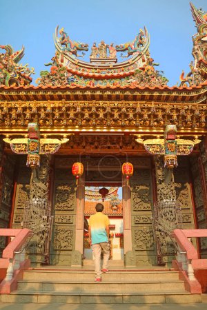 Foto de Visitor Entering the Gorgeous Gate of a Chinese Buddhist Temple - Imagen libre de derechos