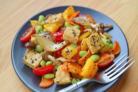 Téléchargez les photos : Plate of Colorful Vegetable Salad with Velvet Pioppini Mushroom and Roasted Tempeh Cubes - en image libre de droit