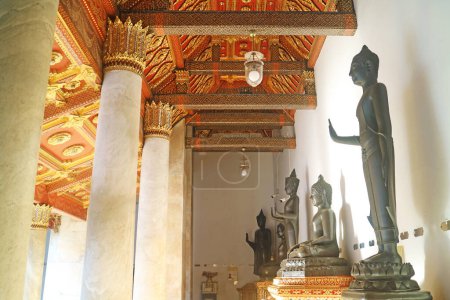 Foto de Large Group of Ancient Buddha Images Enshrined at the Beautiful Cloister of Wat Benchamabophit (The Marble Temple), Bangkok, Thailand - Imagen libre de derechos