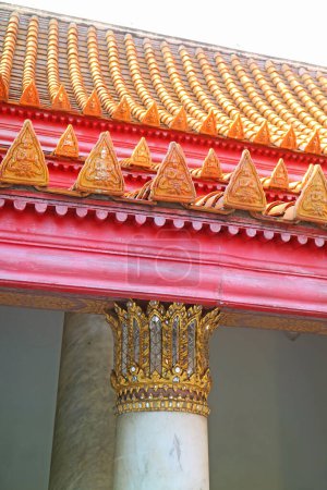 Foto de Details of the Amazing Cloister Tiled Roof of The Marble Temple or Wat Benchamabophit in Bangkok, Thailand - Imagen libre de derechos