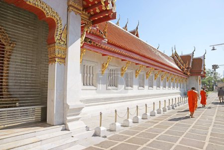 Foto de Inside Wat Benchamabophit Dusitvanaram or The Marble Temple Complex, One of the Most Famous Temples in Bangkok, Thailand - Imagen libre de derechos