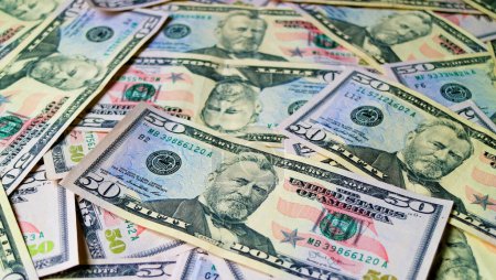 Foto de Montón de billetes de cincuenta dólares de Estados Unidos con enfoque selectivo y fondo borroso - Imagen libre de derechos