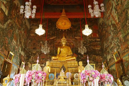 Schönes Hauptbuddha-Bild mit erstaunlichen Wandmalereien in der Ordinationshalle des Wat Arun oder des Tempels in Bangkok, Thailand