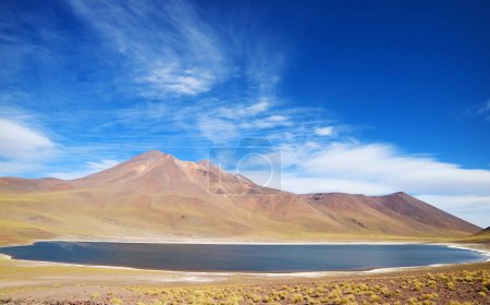 Foto de Laguna Miniques, una de las impresionantes lagunas de color azul profundo en el altiplano de la región de Antofagasta en el norte de Chile, América del Sur - Imagen libre de derechos