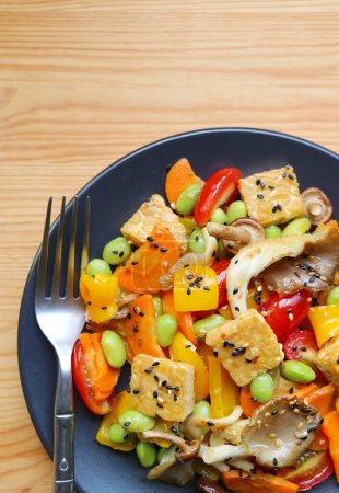 Téléchargez les photos : Assiette de salade de légumes colorés avec cubes de tempeh rôtis et champignons huîtres - en image libre de droit