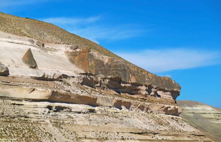 Foto de Increíbles formaciones rocosas contra el cielo azul a lo largo de la carretera de montaña en la reserva nacional de Salinas y Aguada Blanca, región de Arequipa, Perú, América del Sur - Imagen libre de derechos