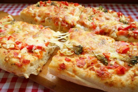 Foto de Riego bucal recién horneado Pizza casera Allá Pala con estiramiento de queso - Imagen libre de derechos
