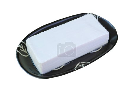 Téléchargez les photos : Une caillé de haricot tofu frais sur plaque noire isolé sur fond blanc - en image libre de droit