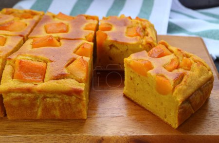 Téléchargez les photos : Délicieux gâteau à la citrouille maison fraîchement cuit sur planche à pain en bois - en image libre de droit