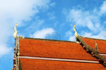 Foto de Beautiful Gilded Roof's Gable Apex Called Chofa of Wat Phra That Chang Kham Worawihan in Nan Province, Northern Thailand - Imagen libre de derechos