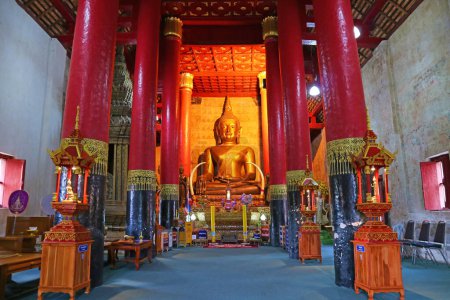 Foto de Prajaoluang Srinakonnan, Magnífica gran imagen de Buda de Oro en el Gran Santuario Sala de Wat Phra Que Chang Kham Worawihan, Provincia de Nan, norte de Tailandia - Imagen libre de derechos