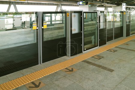 Foto de Plataforma de Barreras de Media Altura Puertas de la Estación de Metro - Imagen libre de derechos