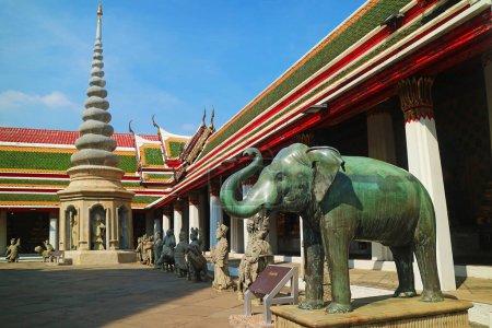 Foto de Impresionante claustro de templo de Wat Arun con hermosas figuras de piedra de bronce elefante escultura y lastre, Bangkok, Tailandia - Imagen libre de derechos