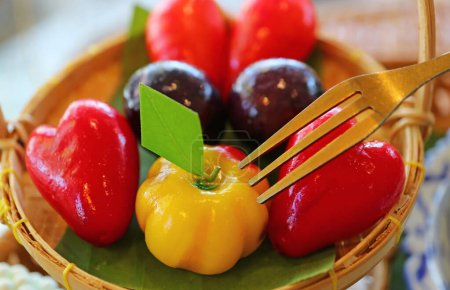 Teller mit Mini-Früchten und Gemüse in Form von Thai-Marzipan namens Kanom Look Choup, ein berühmtes traditionelles Thai-Dessert