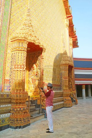 Téléchargez les photos : Visiteur dans le couloir circulaire de la base de la pagode dans le temple bouddhiste Wat Ratchabophit, Bangkok, Thaïlande - en image libre de droit