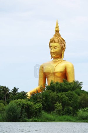 Foto de Magnífica imagen masiva de Buda de Oro del templo de Wat Muang, un hito icónico de la provincia de Ang Thong, Tailandia - Imagen libre de derechos
