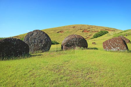 Verlassene riesige geschnitzte Moai-Statuen, die Pukao genannt werden, verstreut auf dem Puna Pau Vulkan, dem Red Scoria Steinbruch auf der Osterinsel, Chile, Südamerika