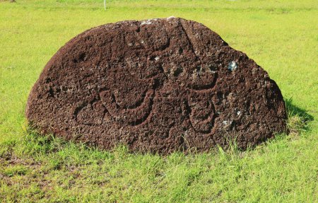 Topknot de statue de Pukao ou Moai abandonné avec le pétroglyphe sur pierre Scoria rouge au volcan Puna Pau, île de Pâques, Chili, Amérique du Sud