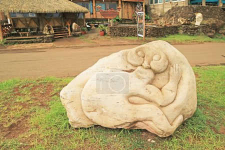 Impressionnante sculpture sur pierre sur le trottoir de la ville de Hanga Roa sur l'île de Pâques, Chili, Amérique du Sud