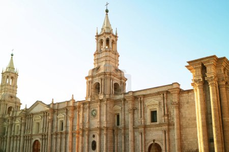 Basílica Catedral de Arequipa, el hito icónico en la Plaza de Armas del Centro Histórico de Arequipa, Perú, América del Sur