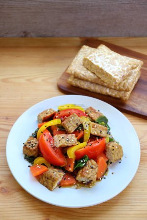 Téléchargez les photos : Salade de légumes colorés délicieux avec cubes de tempeh rôtis - en image libre de droit