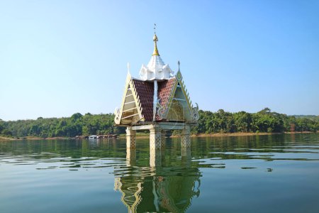 La antigua estructura del antiguo Wat Wang Wirekaram siendo la ciudad submarina después de la construcción de la presa, distrito Sangkhlaburi, Kanchanaburi, Tailandia