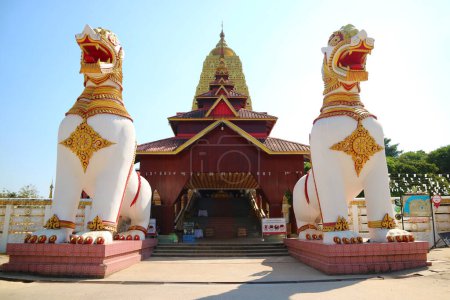 Wat Wang Wiwekaram Templo con Chedi Buddhakhaya Stupa Construido al estilo de Buddhagaya Mahabodhi en la India, Kanchanaburi, Tailandia