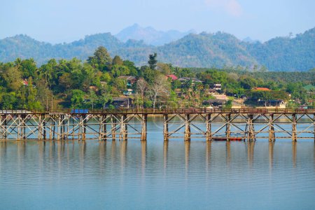 Mon Bridge, die längste handgefertigte Holzbrücke Thailands, liegt im Bezirk Sangkhlaburi in der Provinz Kanchanaburi