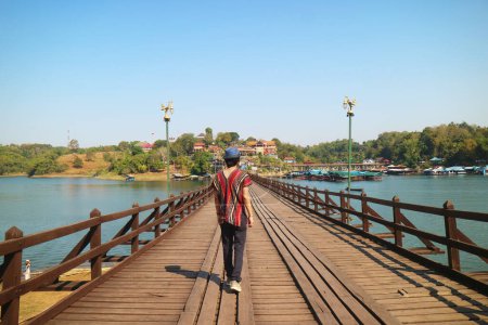 Caminata del viajero en el puente del lunes Río Songkalia, el hito icónico del distrito de Sangkhlaburi, Kanchanaburi, Tailandia