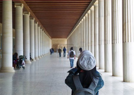 Téléchargez les photos : Visiteur dans un couloir avec des rangées de colonnes massives de Stoa d'Attalos, Musée de l'Agora antique à Athènes, Grèce - en image libre de droit