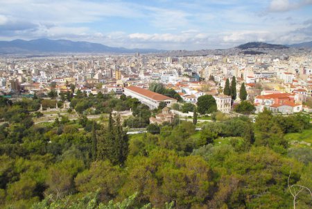 Impresionante vista aérea de la Stoa de Attalos con el Ágora Antiguo y la Iglesia de los Santos Apóstoles en Atenas, Grecia