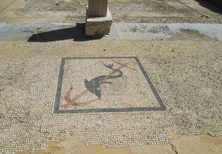 Restes de l'ancienne structure avec mosaïque de plancher d'un dauphin enroulé autour de l'ancre, Site archéologique de l'île de Delos, Mykonos, Grèce