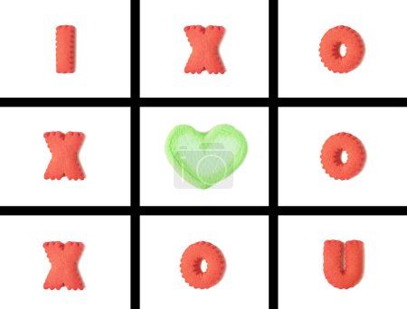 Lebendige farbige 3D-Typografie und Herzform I LOVE U in Tic Tac Toe Game auf weißem Hintergrund