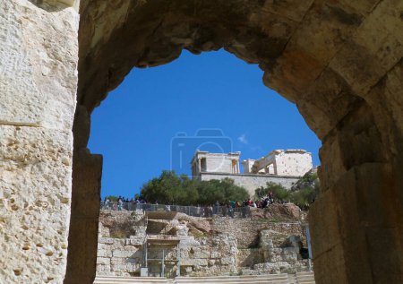 Groupes de visiteurs à l'Acropole vus de l'entrée d'Odéon d'Hérodes Atticus à Athènes, Grèce