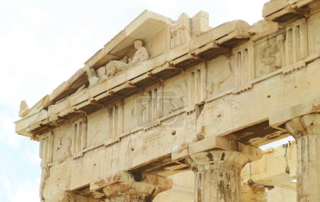 Überreste des Tympanons des Parthenon, eines ikonischen antiken griechischen Tempels auf der Akropolis von Athen, Griechenland