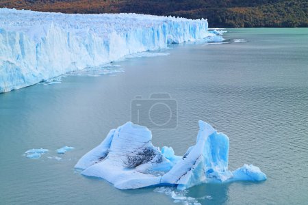 Increíble glaciar Perito Moreno de color azul hielo y icebergs flotantes, Lago Argentino, El Calafate, Patagonia, Argentina, América del Sur