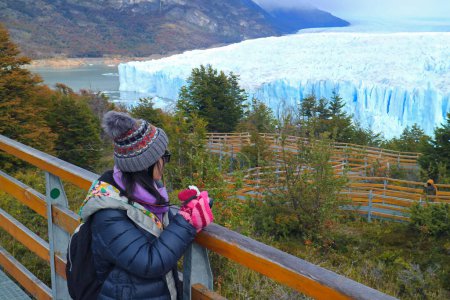 Reiserin beim Anblick des gewaltigen Gletschers Perito Moreno, einem erstaunlichen UNESCO-Weltnaturerbe in Patagonien, Argentinien, Südamerika