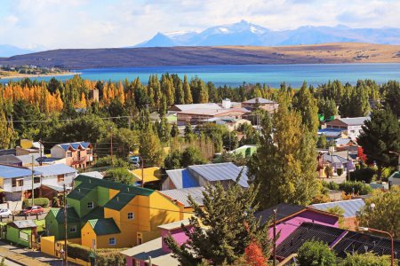 Atemberaubende Frühherbstlandschaft von El calafate Town am argentinischen Seeufer, Patagonien, Argentinien, Südamerika