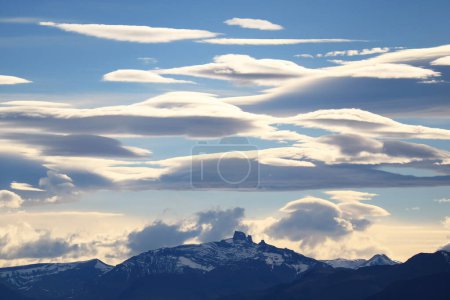 Increíbles nubes lenticulares flotando sobre el lago Argentino en Patagonia, Argentina, América del Sur