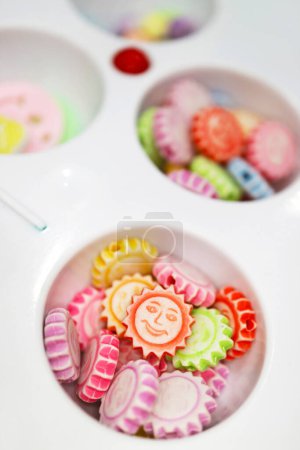 Perles colorées dans une palette de couleurs pour faire des accessoires perlés