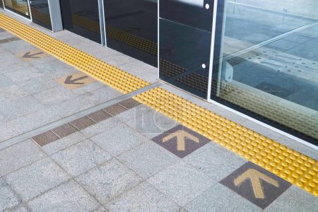 Foto de Plataforma y las puertas del borde de una estación de metro - Imagen libre de derechos