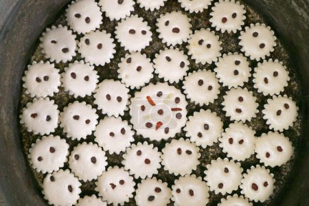 Mittelgebackener Teig von Khanom Farang Kudeejeen mit Rosinen und getrockneten Früchten, eine berühmte portugiesisch beeinflusste Cupcakes in Thailand