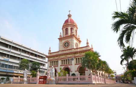 Iglesia de Santa Cruz, una conocida iglesia católica histórica en el barrio de Kudi Chin en Bangkok, Tailandia